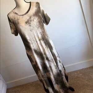 Vine & Love Olive and Cream Tie-Dye Maxi Dress